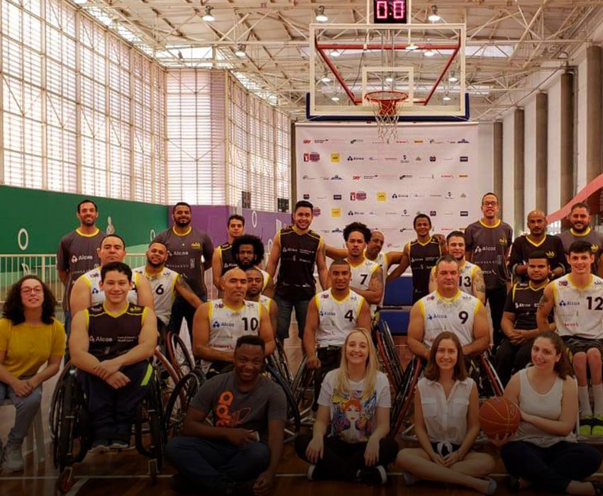 Membros do grupo EmFrente, em 2019, após assistirem a uma partida de basquete da Associação Desportiva para Deficientes Físicos (ADD), em São Paulo