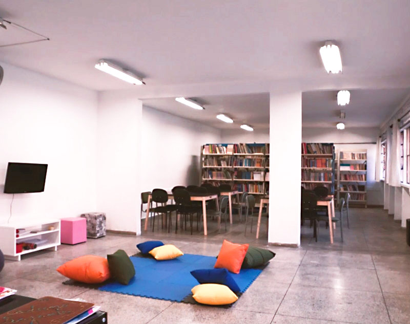 Resultado da reforma da biblioteca da E. E. Lasar Segall, em São Paulo, conduzida por voluntários do Mova em 2019